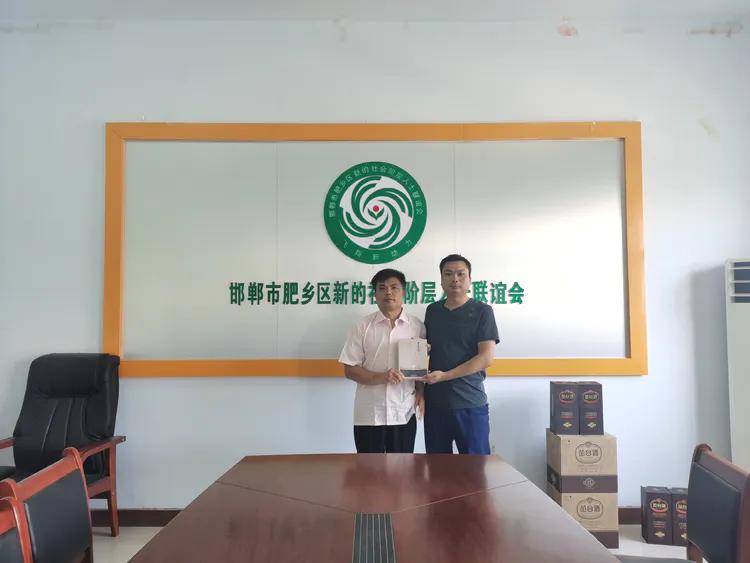 青年作家郑永涛向当代人物网赠送散文集《土生土长》