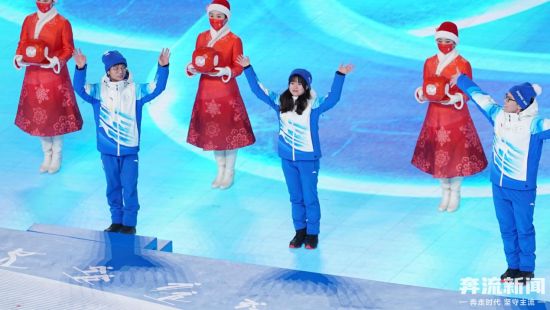 杜安娜在冬奥会闭幕式上(中间为杜安娜)