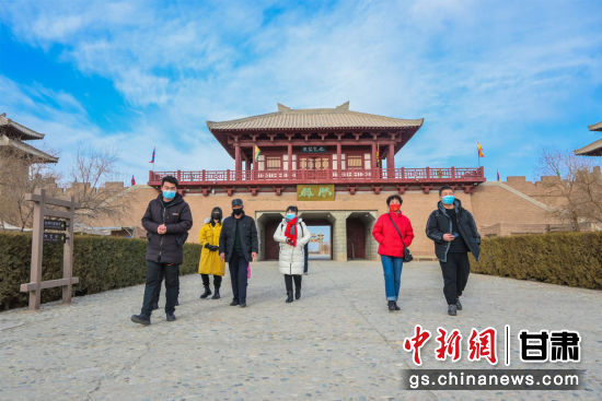 2022年2月12日，游客在阳关景区观光游览。(2)