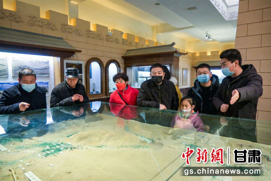 2022年2月12日，讲解员给游客讲解阳关地理知识。