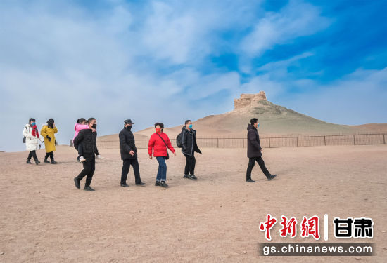 2022年2月12日，游客在阳关景区观光游览。(5)