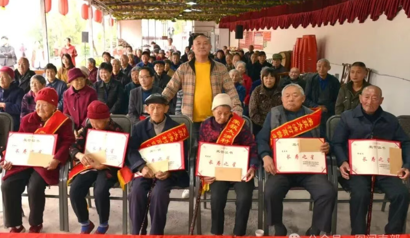 杨显富—情暖金秋话重阳，爱心助老传真情